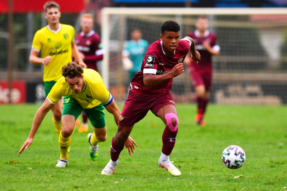 Ransford Königsdörffer (r.) lief im Test gegen Norwich City auch Christoph Zimmermann davon.