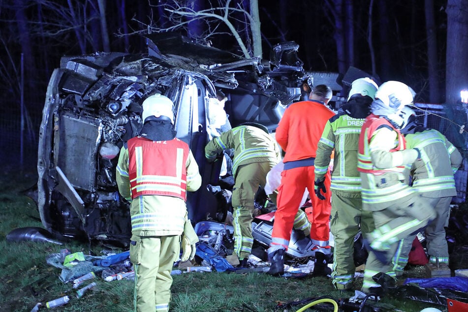 Unfall auf A4 bei Dresden: Mercedes überschlägt sich - Feuerwehr rettet zwei Personen und Hund aus Wrack