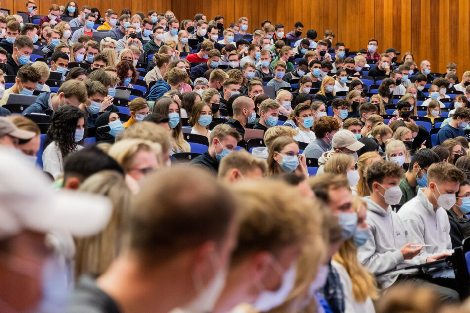 "Verdeckter Griff in Tasche der Studenten": NRW-Studierendenwerke fordern mehr Zuschuss vom Land!