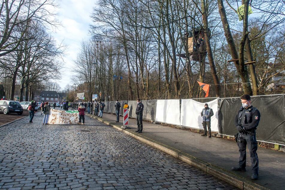 Umweltschützer besetzen Bahnhofswald: Polizei stoppt Räumung