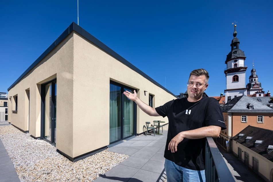 Vincent Schilling (38) von Limehome steht auf der Terrasse der neuen Suiten mit Blick zum Rathaus.