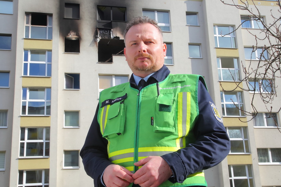 Michael Klahre (44) von der Dresdner Feuerwehr macht das heftige Brandgeschehen betroffen.