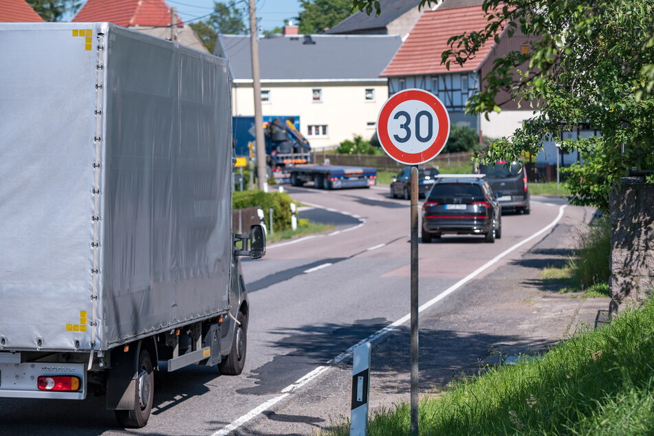 Nach dem Verwirrspiel (nur nachts) gilt Tempo 30 jetzt rund um die Uhr im Dorf.