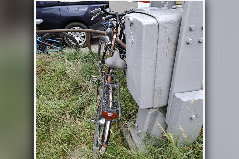 Das Fahrrad wurde an die Schranke angelehnt.