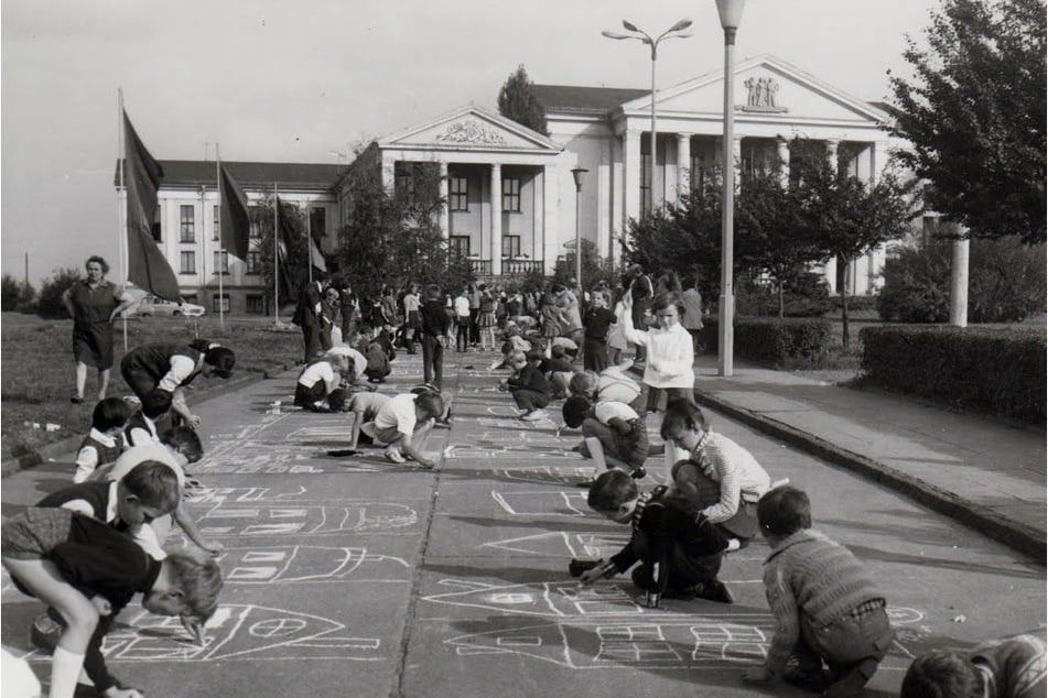 DDR 1960er Jahre: Kinder bemalen eine Straße am Kindertag. (Symbolbild)