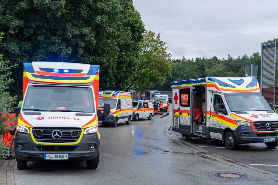 Aufgrund der zunächst unübersichtlichen Anzahl an verletzten Kindern war ein Großaufgebot an Rettungskräften im Einsatz.