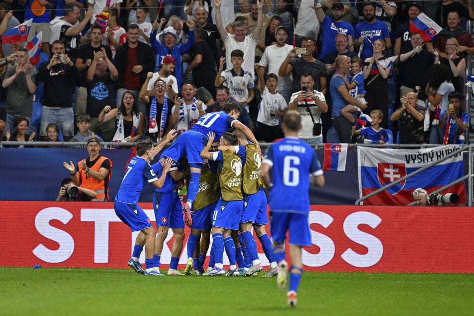Im ersten Gruppenspiel unterlag Deutschland in Bratislava der Slowakei mit 0:2 (0:1).