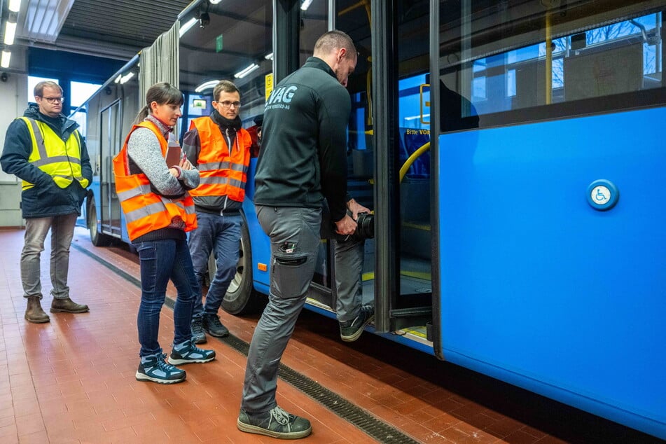 Werkstattmeister Martin Beyer (32, r.) prüft mit einem Schließkraftmesser den Druck.