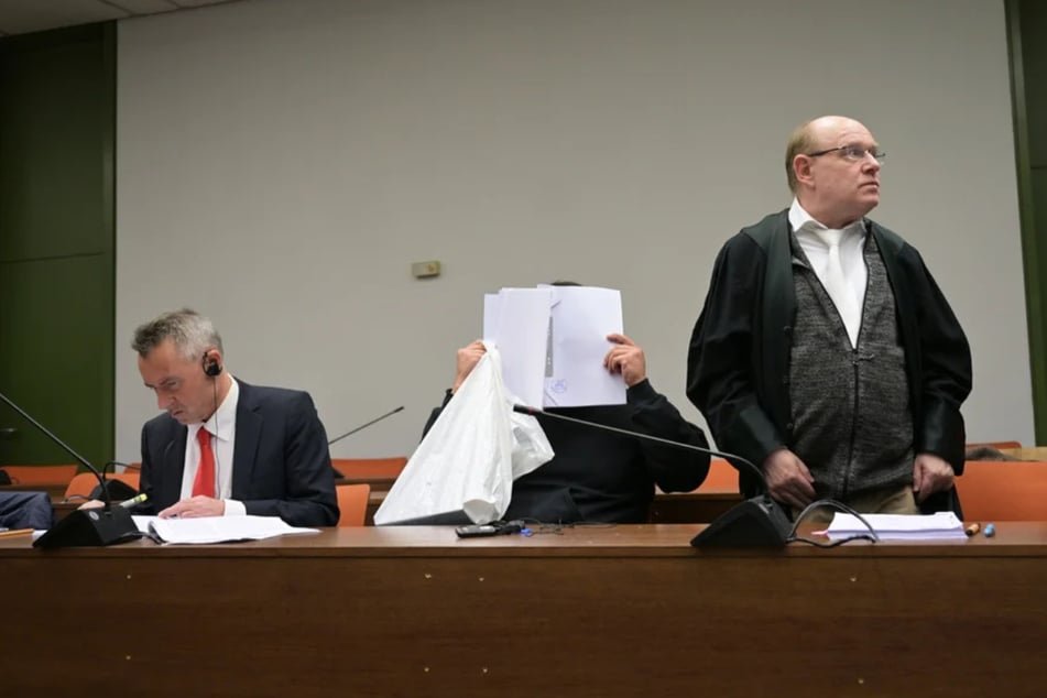 Der verurteilte 28-Jährige sitzt zwischen seinem Dolmetscher (l.) und seinem Anwalt Bernhard Welke (r.).