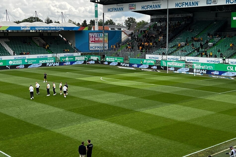 Im Sportpark Ronhof ist alles für den Zweitliga-Auftakt angerichtet.