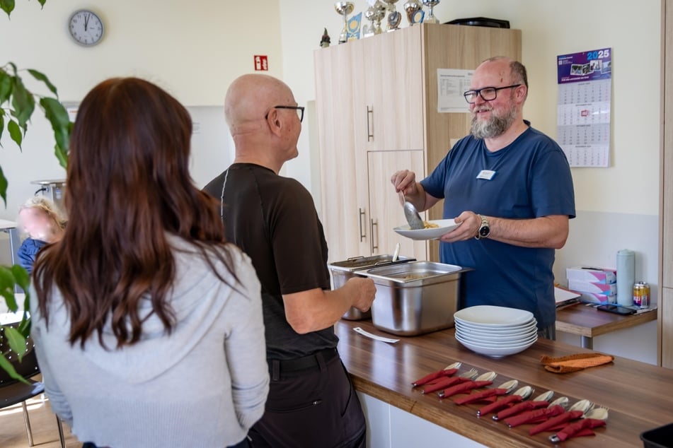 Im Tagestreff "Haltestelle" teilt Alfred Mucha (58) Suppe aus.