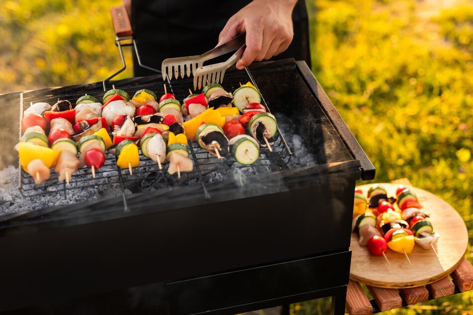 Egal ob Gemüse oder Fleisch - alle Überreste des Grillvergnügens sollten fachgerecht entsorgt werden. (Symbolbild)