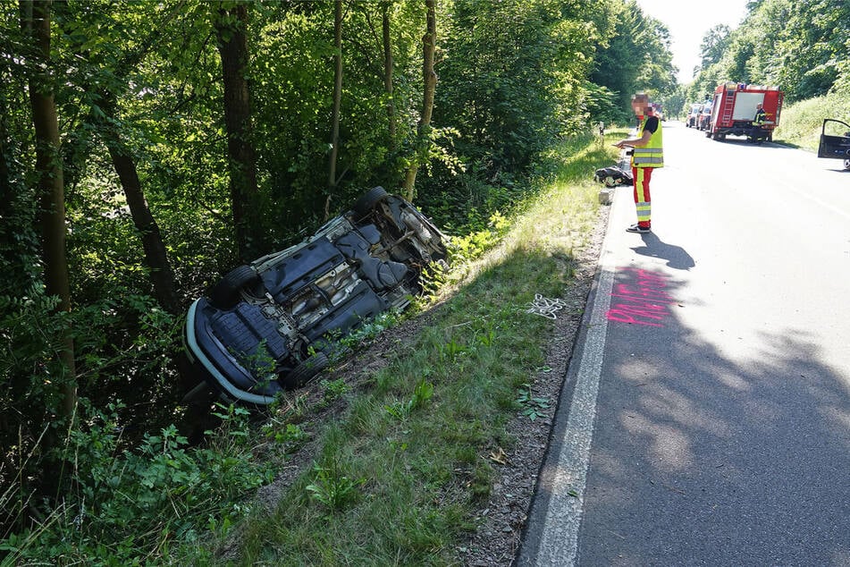 Der Fahrer (47) des VW Sharan kam von der Fahrbahn ab und rauschte in einen Graben.