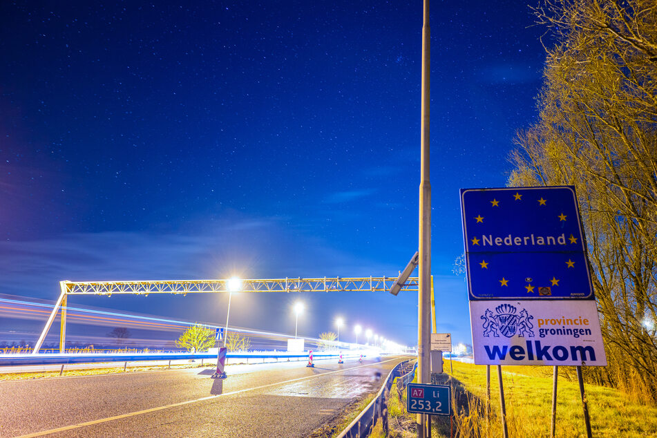 Das Grenzschild zur Niederlande an der deutsch-niederländischen Grenze. Wegen stark steigender Corona-Infektionszahlen gelten die Niederlande seit Mitternacht aus deutscher Sicht als Hochinzidenzgebiet.