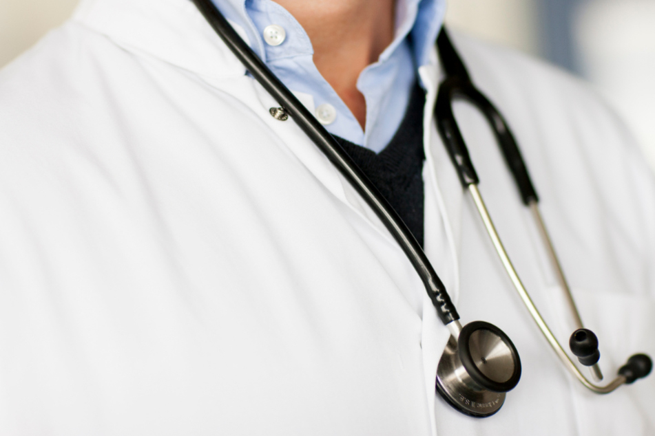 Die Ermittler werfen dem 57-jährigen Arzt in Bayern das Ausstellen unrichtiger Gesundheitszeugnisse vor. (Symbolbild)