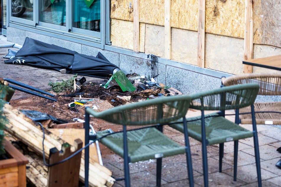 Trümmer vor einem Darmstädter Lokal: Im Januar dieses Jahres rast ein Audi Q8 in die Glasfront des Cafés.