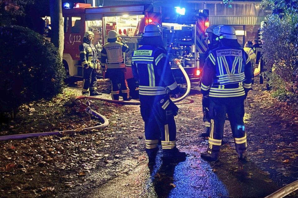 Dichter Rauch und berstende Fenster: Feuerwehr rückt zu Einsatz in Wohnhaus aus