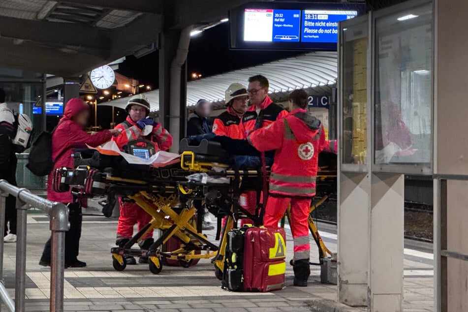 Der Rettungsdienst steht an einem Bahnsteig in Bayreuth.