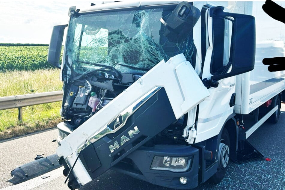 Der gerammte Lastwagen wurde durch die Wucht des Aufpralls auf einen zweiten, davor stehenden Lkw geschoben.
