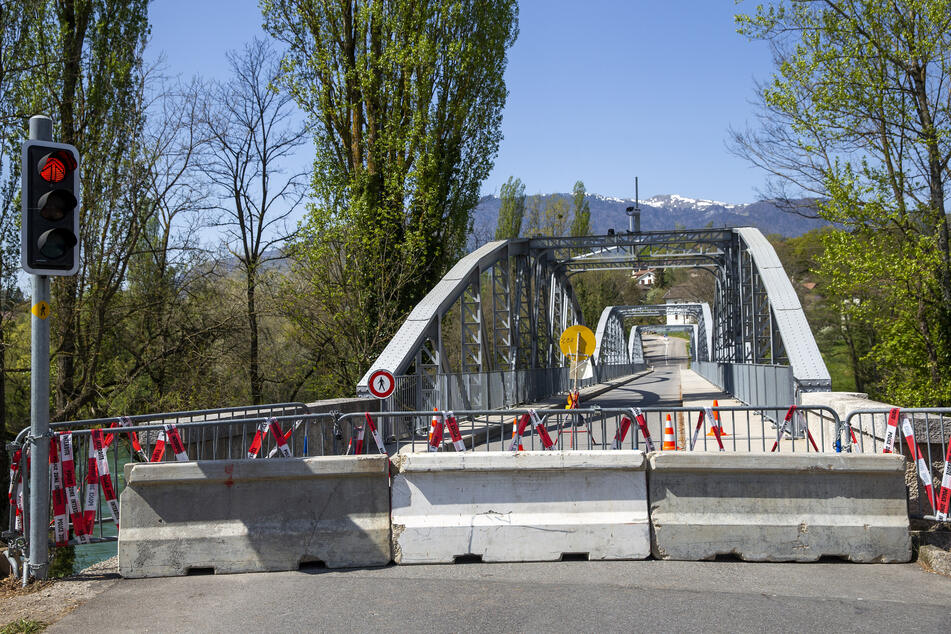 Betonblöcke und Zäune blockieren eine Straße an der Grenze zwischen der Schweiz und Frankreich. Die Schweiz öffnet am 15. Juni ihre Grenzen nicht nur zu Deutschland, Frankreich und Österreich, sondern zu allen Staaten der EU und der Europäischen Freihandelszone.