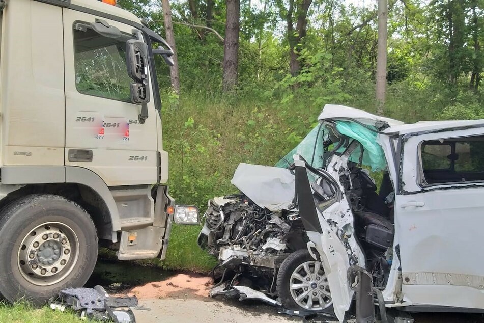 An dem Lkw entstanden mehrere tausend Euro Sachschaden, am Kleintransporter Totalschaden.