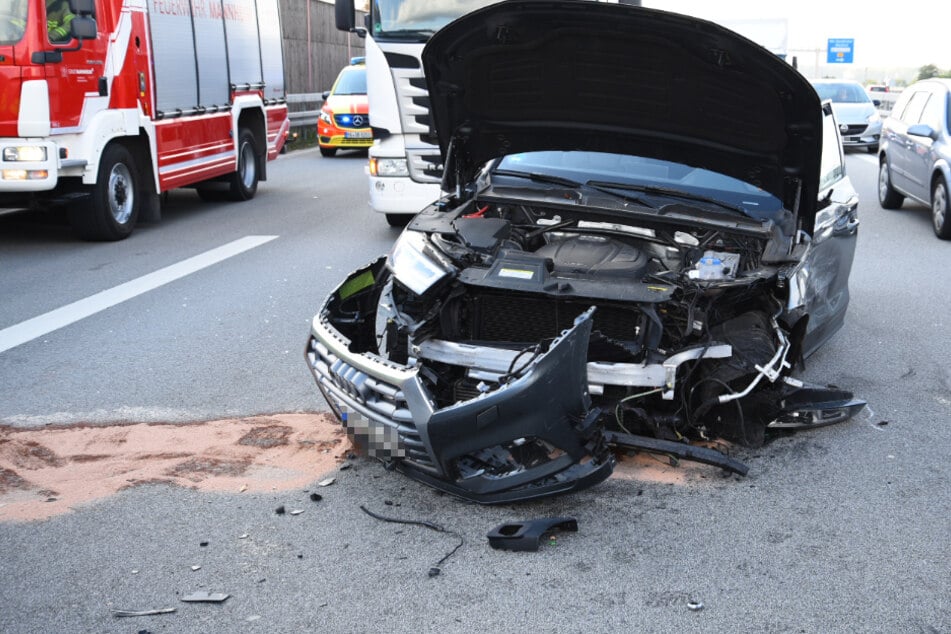 Zu langsames Auto verursacht Auffahrunfall auf der A6 und flüchtet