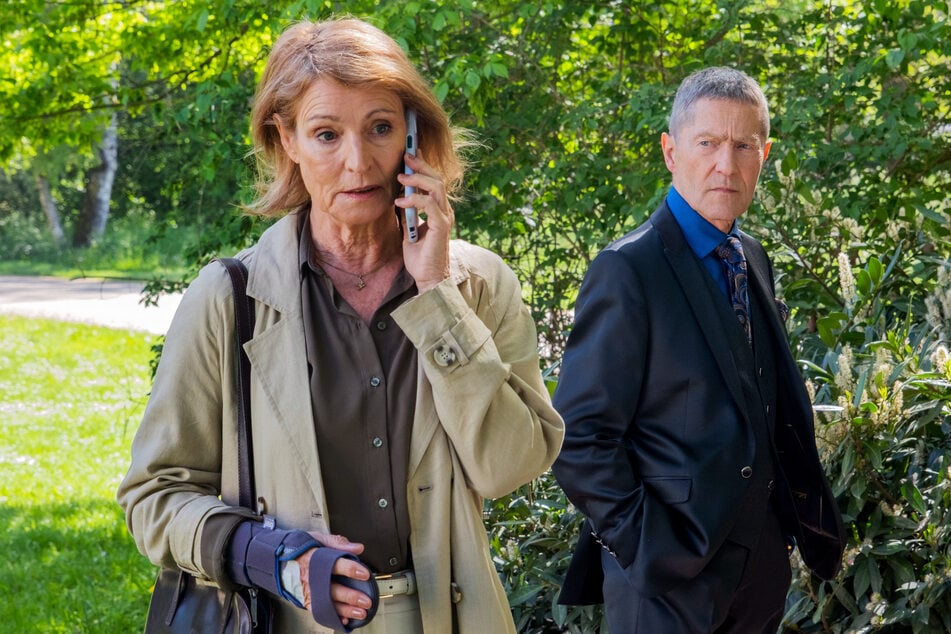 Dr. Rolf Kaminski (Udo Schenk, 72, r.) bemerkt, dass Dr. Maria Lambert (Kirsten Block, 66, l.) noch einen weiteren Verehrer hat.