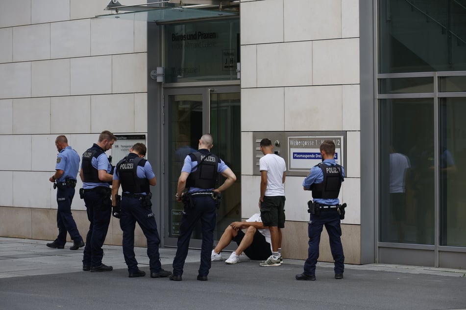 Die Polizei nahm mehrere Personen fest. Gegen fünf wurde das Verfahren eingestellt.