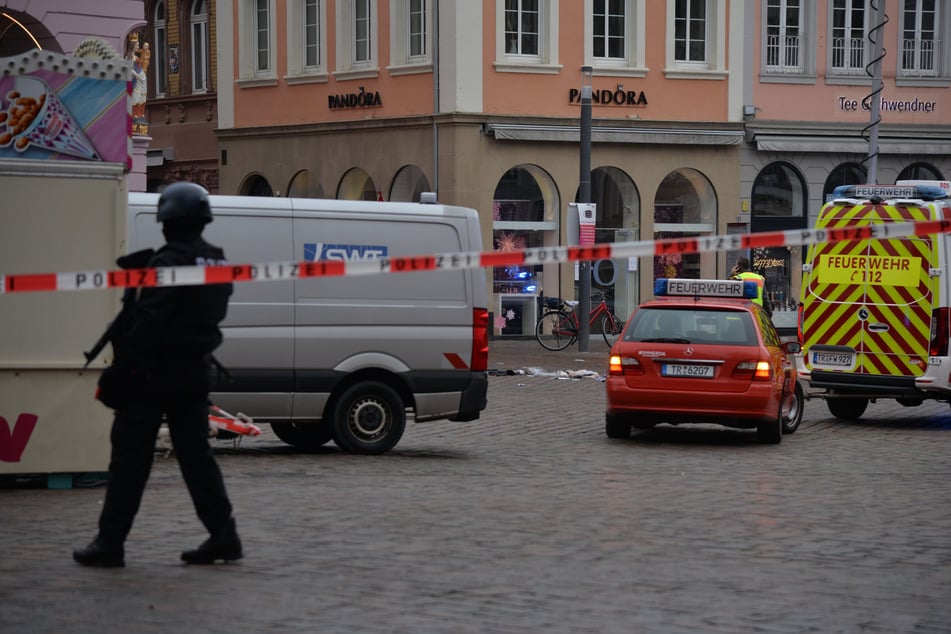 Schwer bewaffnete Polizisten sichern die Unglücksstelle.