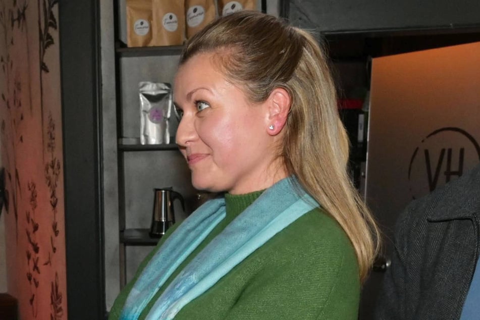 Alicias Mutter Sabine kommt überraschend zu Besuch nach Berlin.