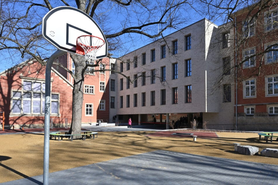 Auf dem Hof der Schule Altchemnitz stehen Basketballkörbe, Schaukeln und Trampoline.