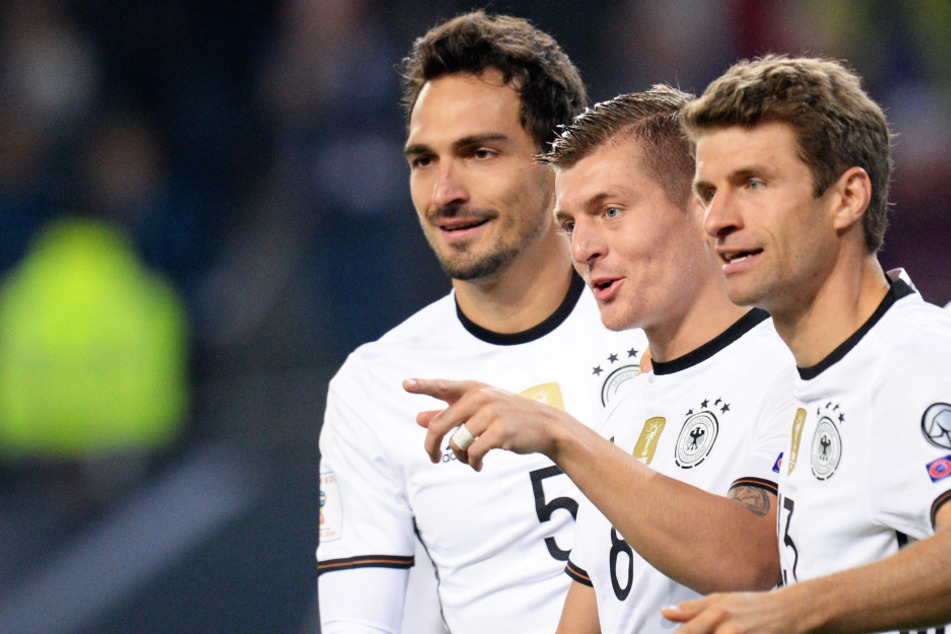 Mats Hummels (31; l.) und Thomas Müller (31; r.) befinden sich aktuell in Top-Form. Könnten sie gemeinsam mit Toni Kroos (30) den Karren aus dem Dreck ziehen?