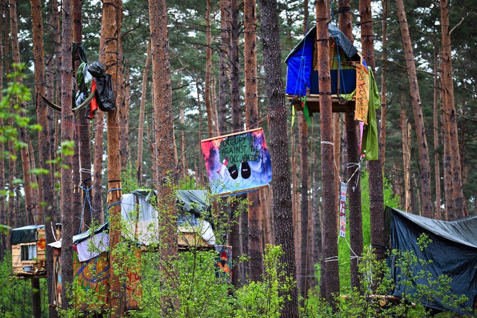 Die Polizei ist vorerst vor Gericht damit gescheitert, den Protestlern harte Auflagen für ihr Camp in Grünheide zu erteilen.