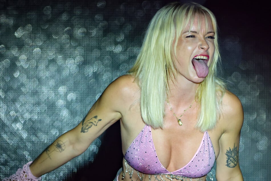 Mia Julia (38) muss ihre Tour verschieben.