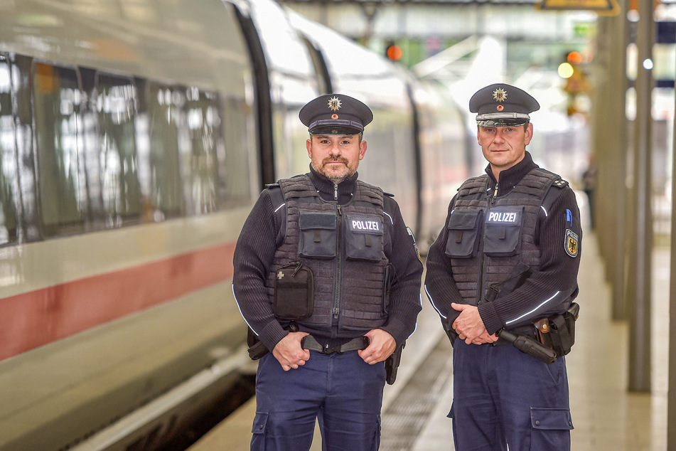 Die neue Flüchtlingswelle rollt auch in Zügen. Polizeihauptkommissar Holger Uhlitzsch (42) und Polizeihauptmeister Thomas Berger (42) kontrollieren am Dresdner Hauptbahnhof.