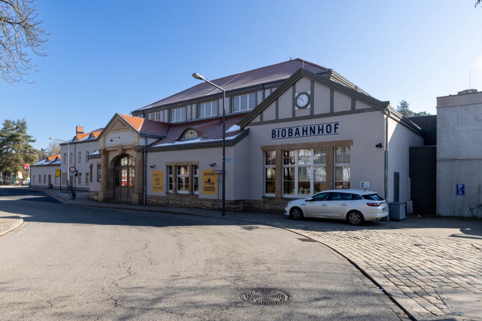 Der Bahnhof Klotzsche darf sich der zweitschönsten Podemus-Filiale rühmen. "Die schönste ist in Bautzen Inhaber Bernhard Probst (46).