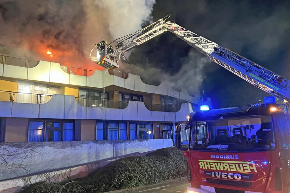 Insgesamt waren drei Löschzüge der Feuerwehren Herdecke, Wetter (Ruhr) und Witten im Einsatz.