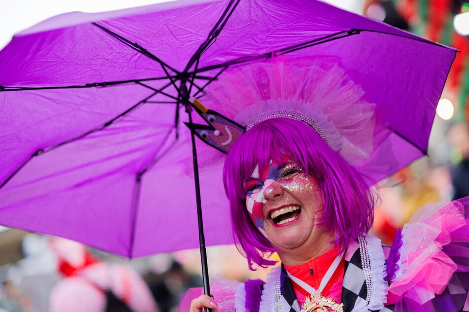 Am Montag müssen sich die Kölner Karnevalisten auf Regen und starken Wind einstellen. Der Laune wird das aber wohl keinen Abbruch tun. (Archivbild)