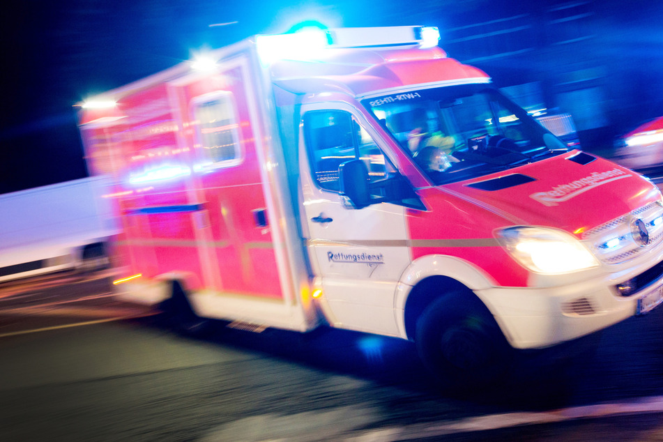 Angriff auf dem Weg in die Klinik: Verletzter schlägt Sanitäter und flieht aus Krankenwagen