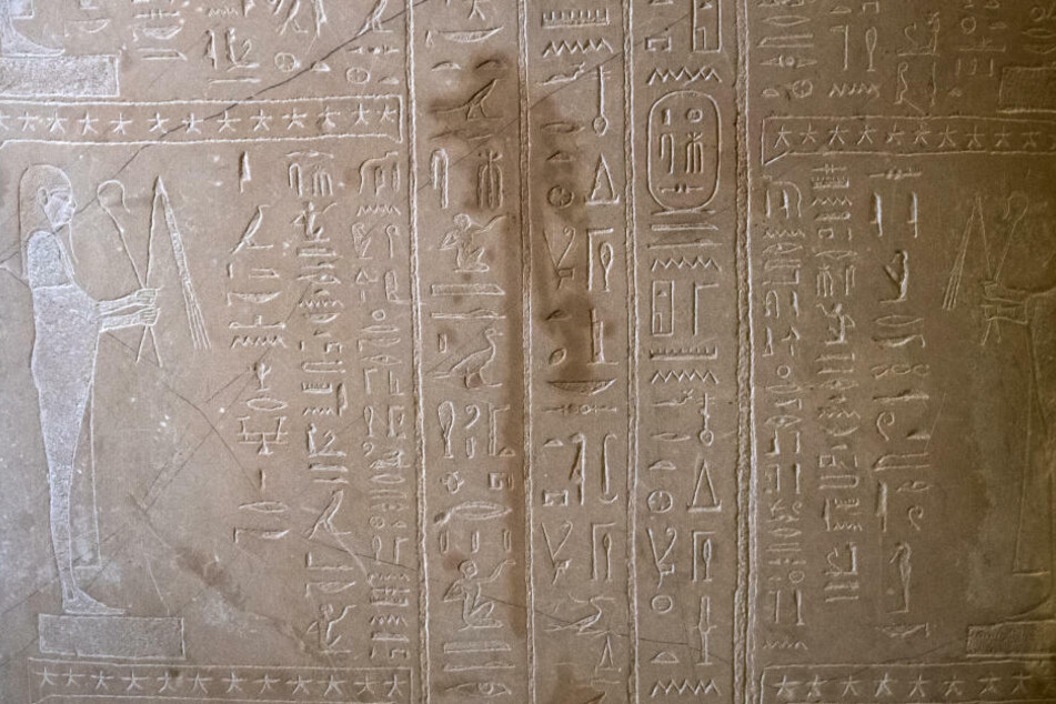 Spuren der Sachbeschädigungen sind an einem Sarkophag des Propheten Ahmose im Neuen Museum zu sehen. Die Beschädigung der übrigen Exponate fällt ähnlich aus.