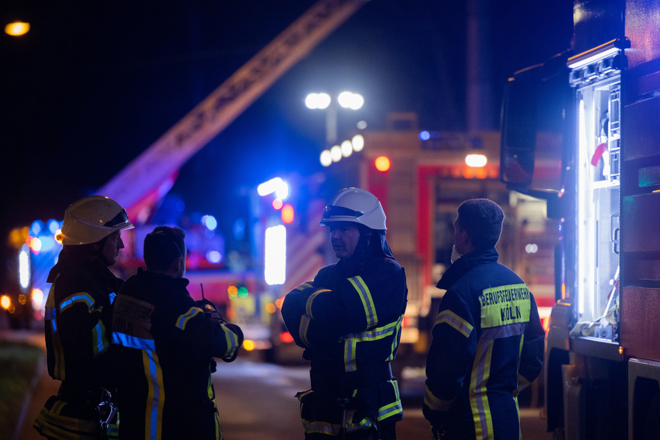 Nachdem die Feuerwehr den Brand gelöscht hat, hat die Polizei die Ermittlungen aufgenommen.