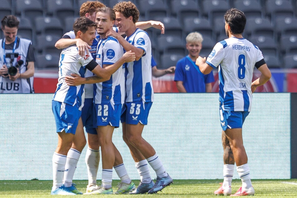 Die Hertha-Stars eilen zum Matchwinner.