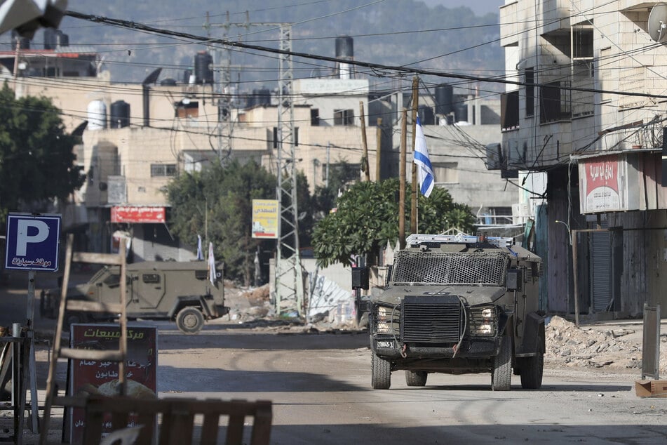 Israelische Militärfahrzeuge stehen in einem Flüchtlingslager im Westjordanland.