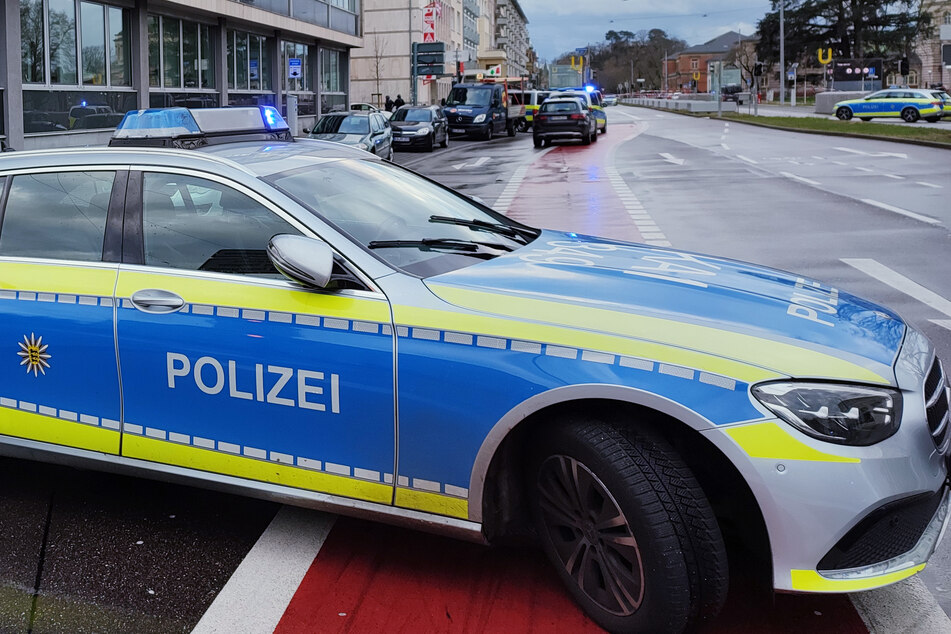 Rund um die Apotheke sperrte die Polizei das Gebiet in der Karlsruher Innenstadt ab.