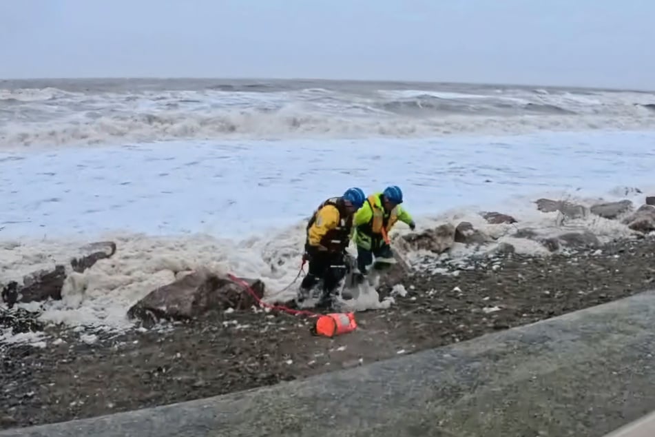 Die britische Küstenwache hat vor der Nordwestküste Englands eine Puppe "gerettet"