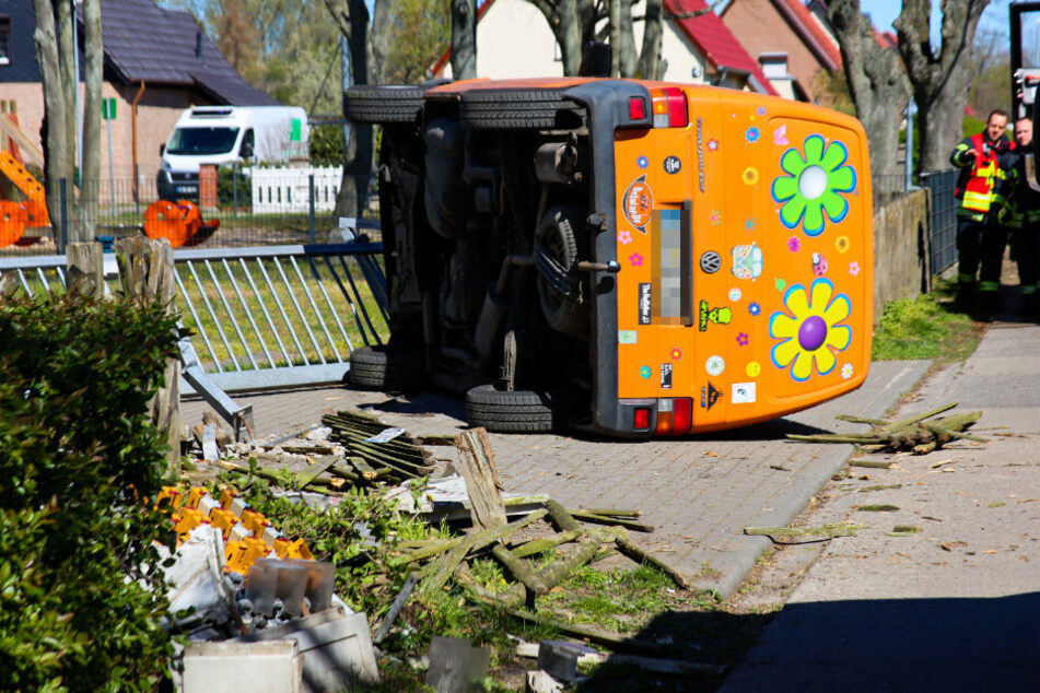 Bulli kracht in Stromkasten und schrottet ihn: Unfall sorgt für Stromausfall