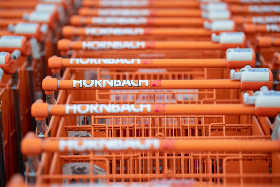 Einkaufswagen stehen auf einem Parkplatz vor einem Hornbach-Baumarkt in München.