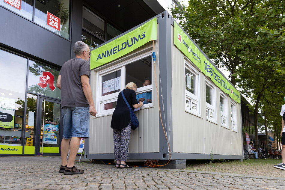 Die Teststelle der Easy-Apotheke in der Straße der Nationen ist täglich umlagert.