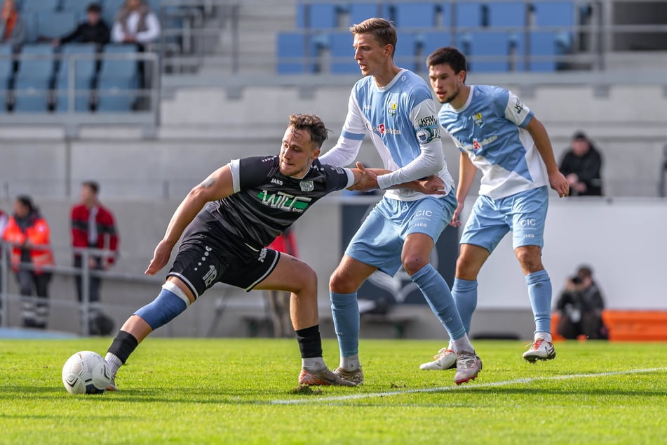 Felix Müller (27, M.), hier gegen Plauens Lucas Will (25), führte die Himmelblauen zuletzt als Interimskapitän auf den Platz.