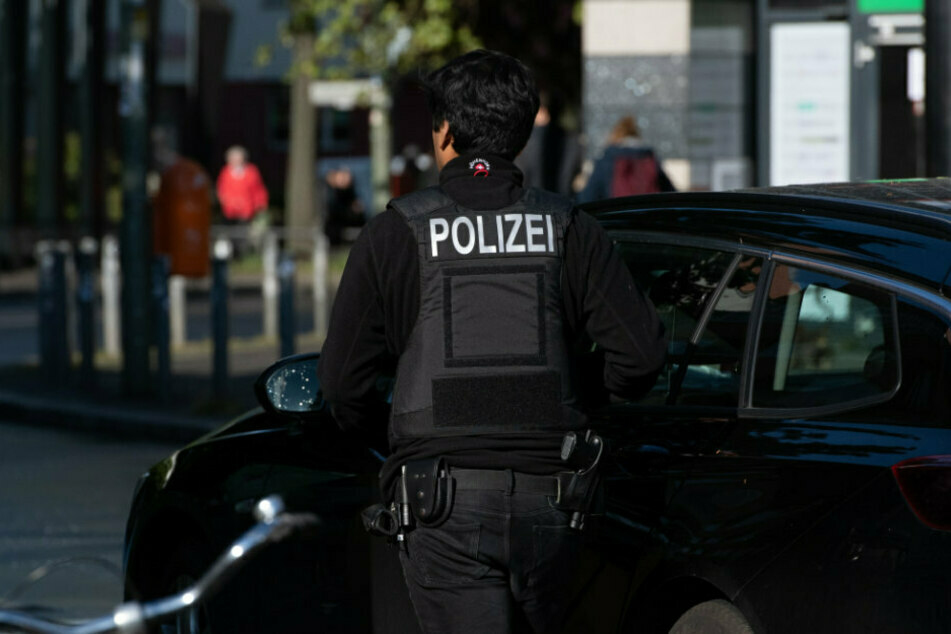 Ein Polizist in Berlin steigt in sein Auto. (Symbolbild)
